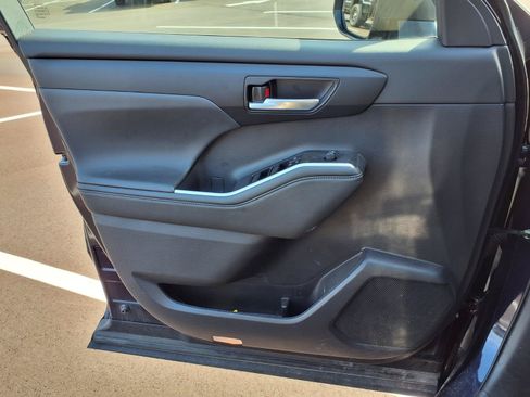 Used 2023 Toyota Highlander XLE FWD image 18