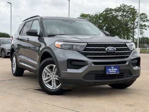 Used 2024 Ford Explorer XLT AWD/4WD image 2