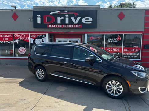 Used 2018 Chrysler Pacifica Touring-L FWD image 2
