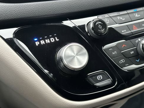 Certified 2024 Chrysler Pacifica Touring-L image 24