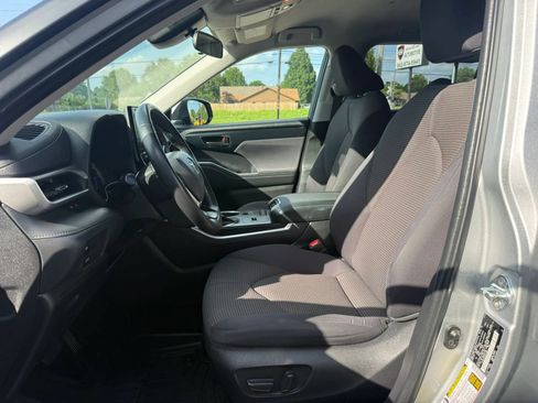 Used 2022 Toyota Highlander LE AWD/4WD image 10