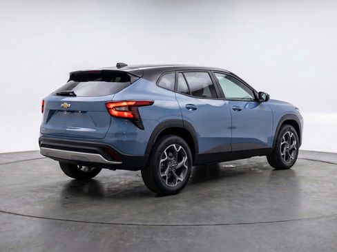 Used 2025 Chevrolet Trax LT FWD image 9