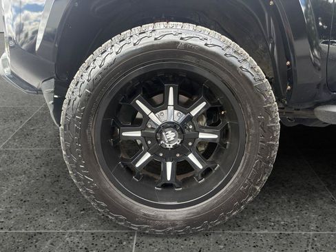 Used 2017 Toyota Tacoma TRD Sport AWD/4WD image 29