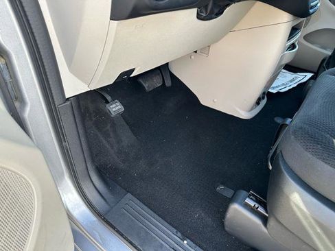 Used 2018 Dodge Grand Caravan SE w/ UConnect Hands-Free Group image 21