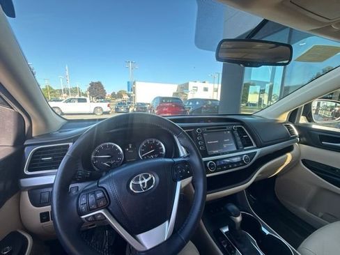 Used 2016 Toyota Highlander XLE AWD/4WD image 27