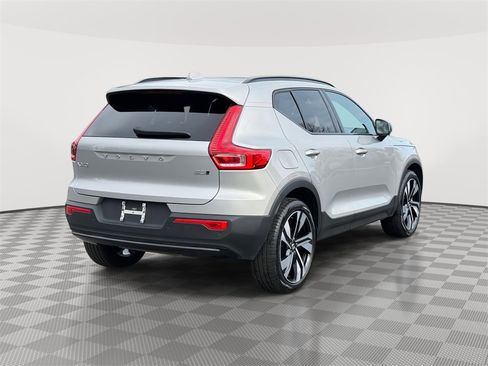 Used 2025 Volvo XC40 B5 Plus image 4