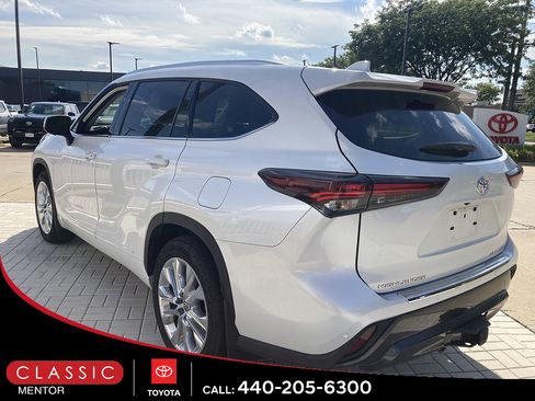 Used 2025 Toyota Highlander Limited AWD/4WD image 2