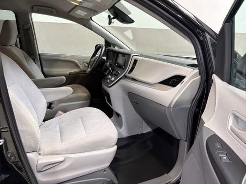 Used 2020 Toyota Sienna L FWD image 37