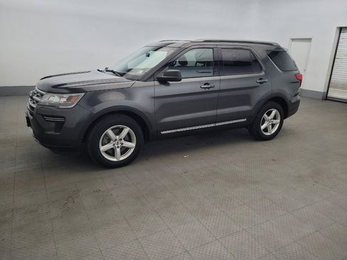 Used 2018 Ford Explorer XLT FWD image 2