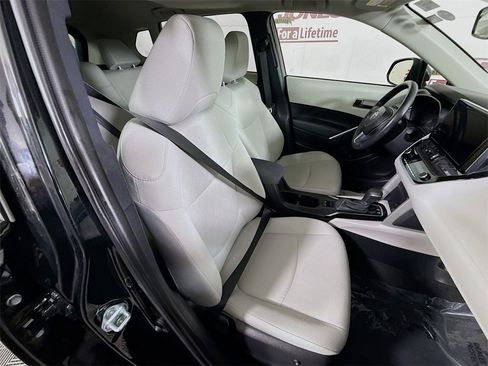 Certified 2024 Toyota Corolla Cross LE image 30