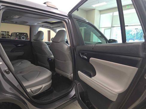 Used 2023 Toyota Highlander XLE AWD/4WD image 28