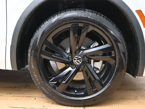 Used 2024 Volkswagen Tiguan SE R-Line AWD/4WD image 15