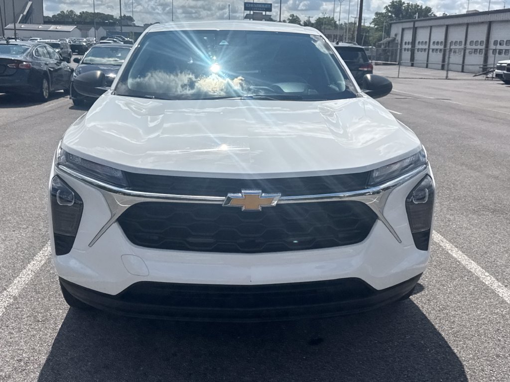 Used 2025 Chevrolet Trax LS FWD image 2