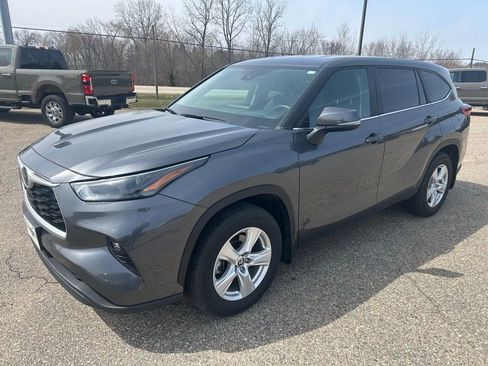 Used 2023 Toyota Highlander LE FWD image 3