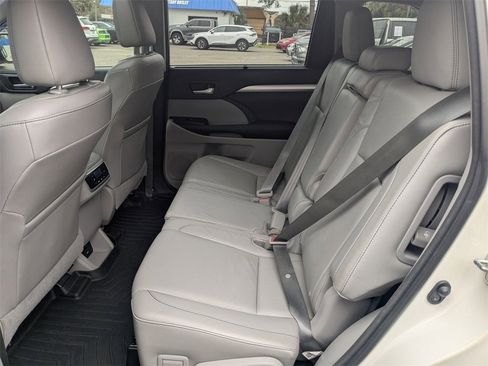 Used 2015 Toyota Highlander XLE image 15