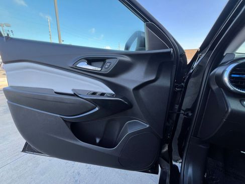 Used 2025 Chevrolet Trax LT FWD image 18
