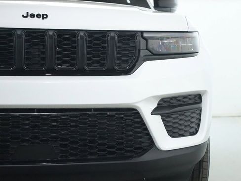 Used 2025 Jeep Grand Cherokee 4WD image 7