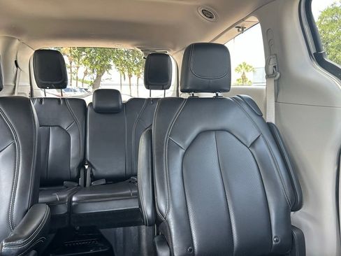 Used 2023 Chrysler Pacifica Touring-L FWD image 14