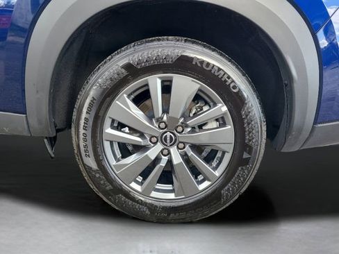 Used 2024 Nissan Pathfinder SV image 11