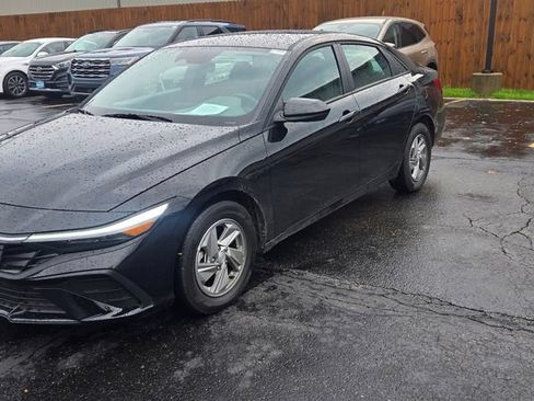 Certified 2025 Hyundai Elantra SE FWD image 10