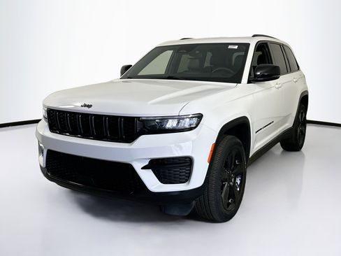 Used 2023 Jeep Grand Cherokee Altitude image 1