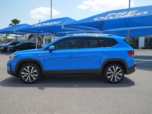 Used 2022 Volkswagen Taos SE w/ Panoramic Sunroof Package FWD image 9