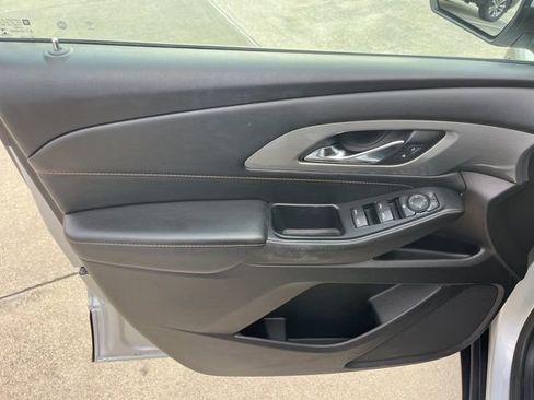 Used 2021 Chevrolet Traverse LT FWD image 10