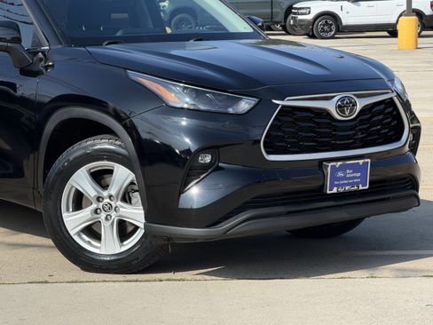 Used 2025 Toyota Highlander LE FWD image 2