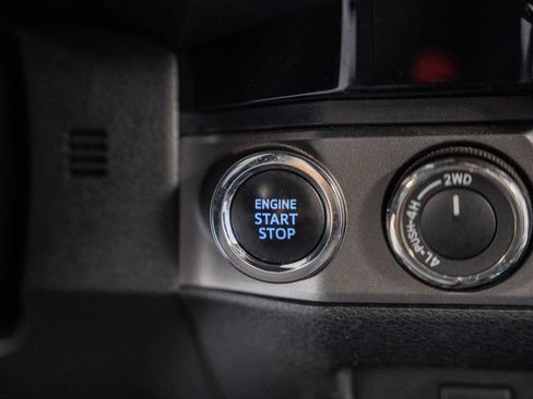 Used 2017 Toyota Tacoma TRD Off-Road image 30