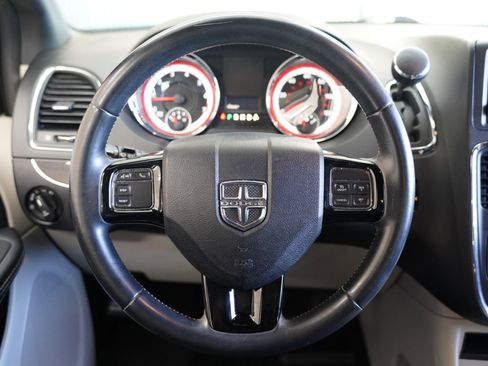 Used 2018 Dodge Grand Caravan SXT image 12