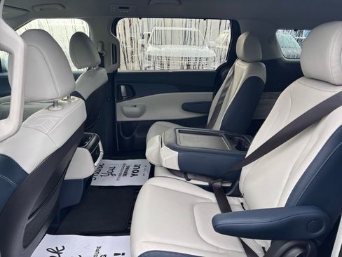 Used 2025 Kia Carnival EX image 14