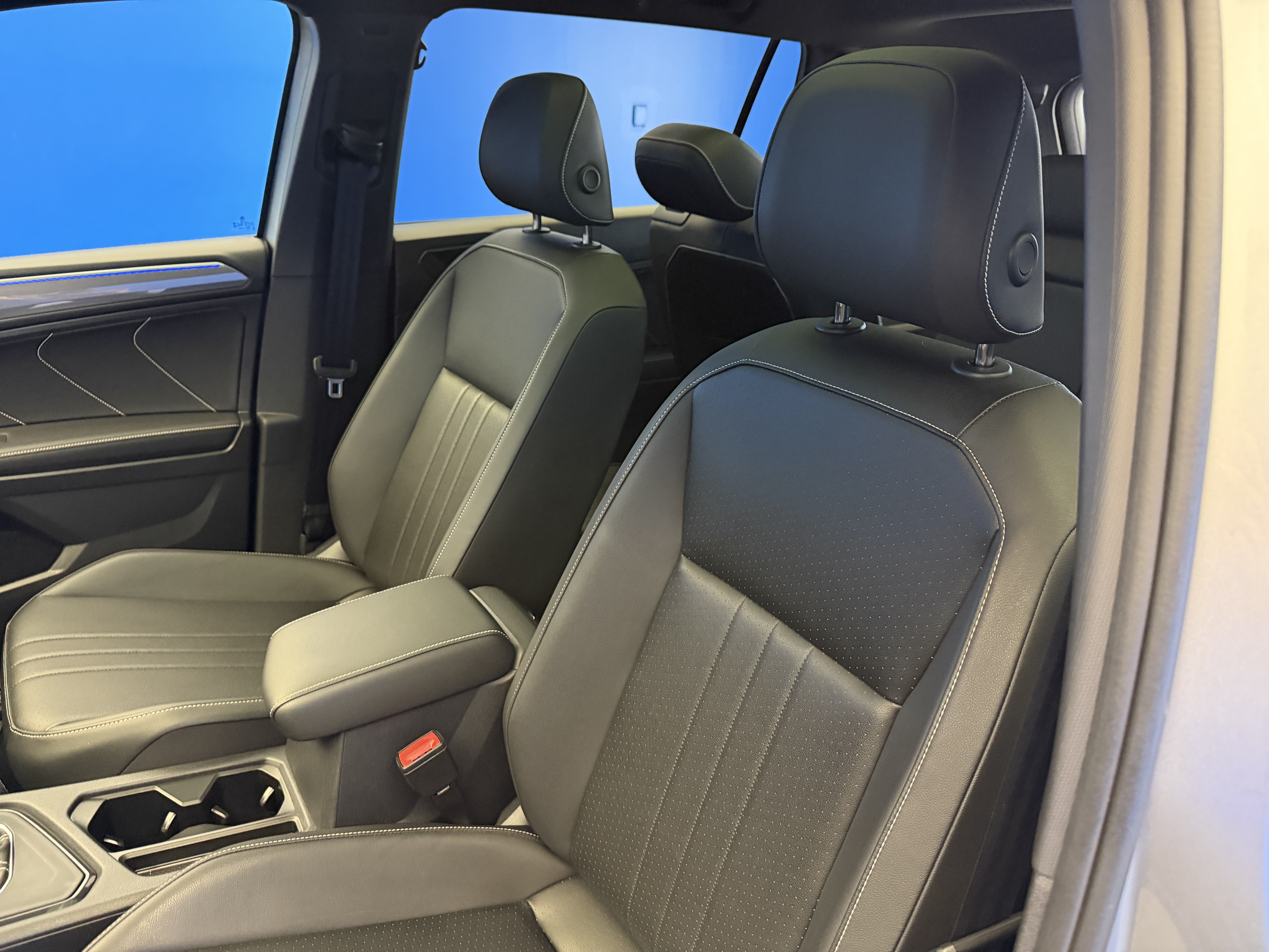 Used 2023 Volkswagen Tiguan SE R-Line FWD image 12