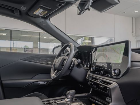 Used 2024 Lexus RX 500h F Sport w/ Convenience Package image 18