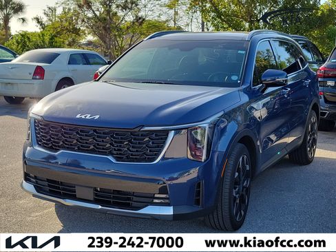 Used 2025 Kia Sorento EX w/ Panoramic Sunroof Package image 3