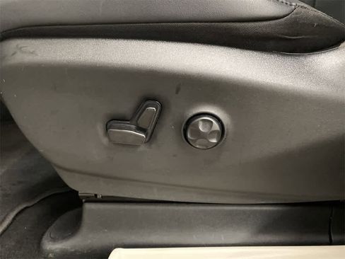 Used 2024 Chrysler Pacifica Touring-L image 14