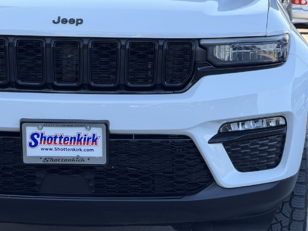 Used 2023 Jeep Grand Cherokee Limited w/ Black Appearance Package RWD image 8