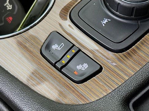 Used 2023 GMC Acadia SLE w/ Driver Convenience Package image 27