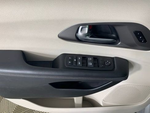 Used 2024 Chrysler Pacifica Touring-L FWD image 32