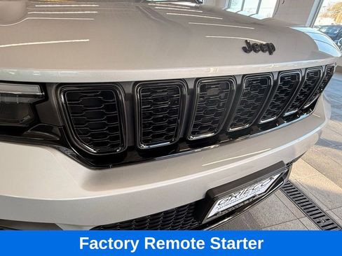 Used 2025 Jeep Grand Cherokee Altitude image 3