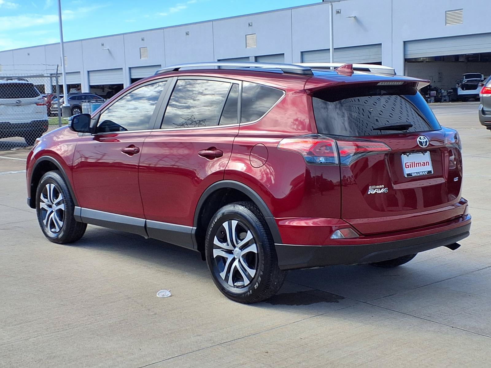 Used 2018 Toyota RAV4 LE FWD image 4