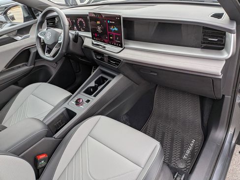 Used 2025 Volkswagen Tiguan SE R-Line image 37