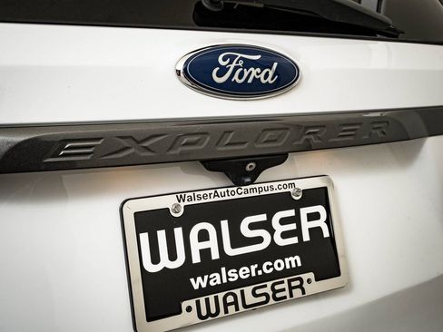 Used 2017 Ford Explorer XLT w/ Equipment Group 202A image 16