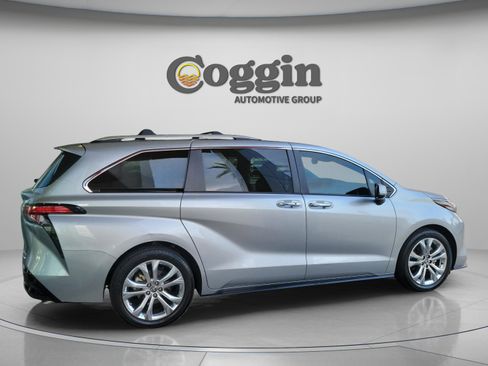 Used 2023 Toyota Sienna Platinum FWD image 4