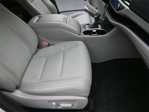 Used 2018 Toyota Highlander XLE image 26