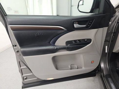Used 2015 Toyota Highlander Limited w/ Driver Technology Package AWD/4WD image 11