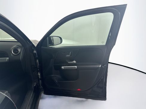 Used 2025 Mercedes-Benz GLB 250 image 34