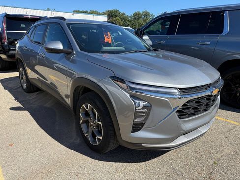 Used 2025 Chevrolet Trax LT FWD image 1
