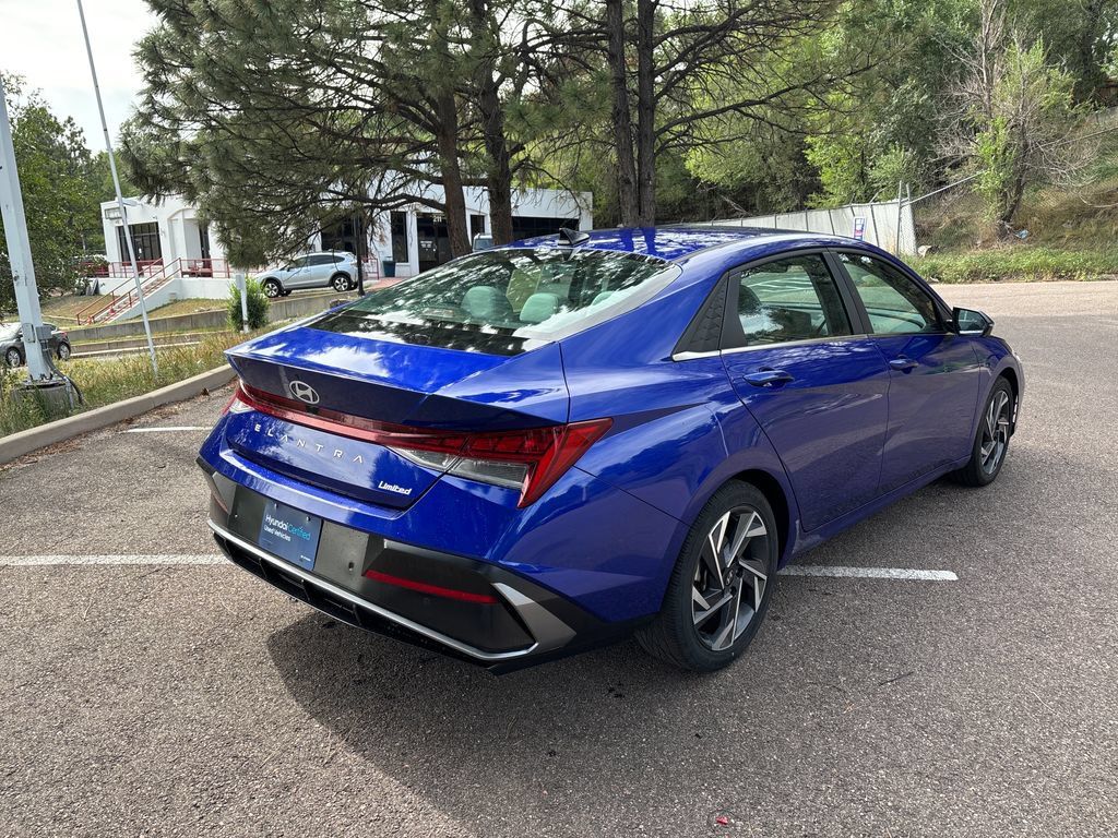 Certified 2024 Hyundai Elantra Limited FWD image 7