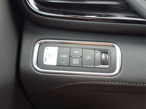 Used 2025 Buick Enclave Preferred AWD/4WD image 15