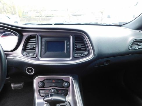 Used 2015 Dodge Challenger SXT image 7